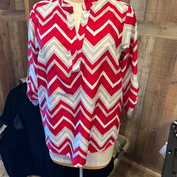LADIESWOMEN'S LADIES PLUS SIZE 1X RED GRAY WHITE CHEVRON PRINT TOP SHIRT BLOUSE - Picture 2 of 8